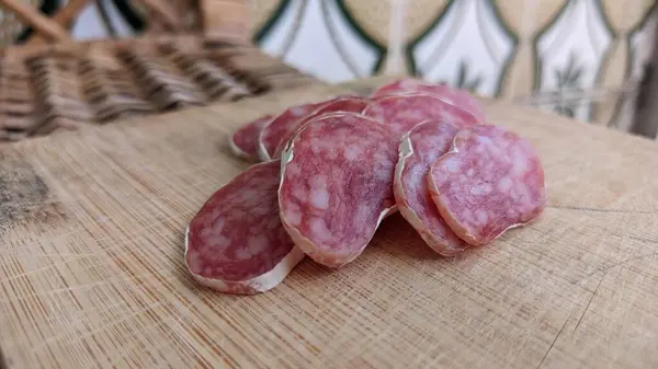 Droge Vleeswaren Van Varkensvlees Met Aromatische Kruiden Bedekt Met Edele — Stockfoto