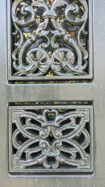 Hay Diferentes Patrones Las Puertas Metal Pintadas Negro Foto Tomada —  Fotos de Stock