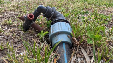Parkların sulama sistemindeki kırık plastik tüpler ve montajlar.