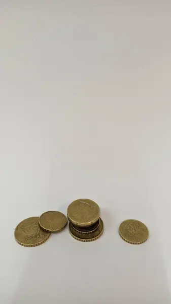 Πολλά Διαφορετικά Κέρματα Ευρώ Στοιβάζονται Στη Σειρά Λευκό Φόντο — Φωτογραφία Αρχείου