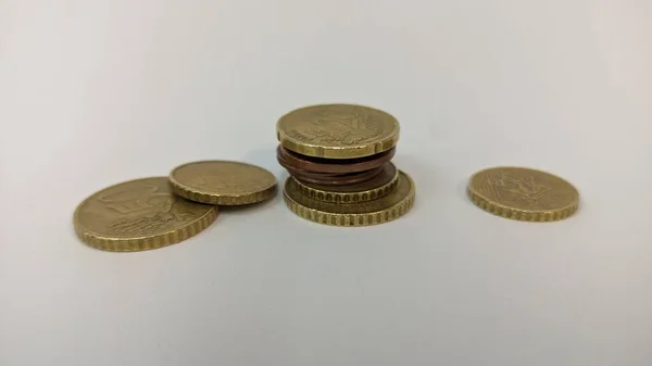 Много Разных Монет Евро Сложены Ряд Белом Фоне — стоковое фото
