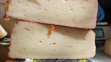 Portekiz 'de bir pazarda tam yağlı sütten yapılan lezzetli sarı bir ürünün iki büyük parçası satılıyor.