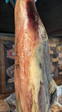 Lizbon 'da bir tezgahta asılı duran bir domuz budu.