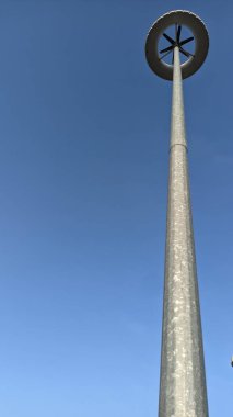 Akıllı kutuplar rüzgar ve güneşten güç alır. Elektrikli araçları şarj etmek için pilleri şarj ederler.