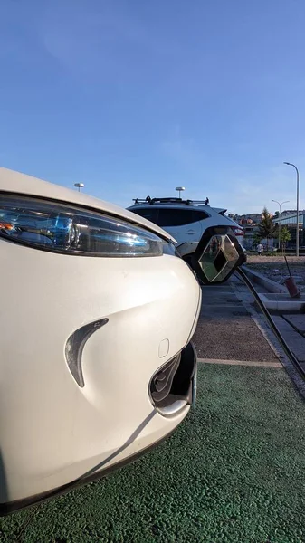 Samochód Elektryczny Renault Ładuje Się Parkingu Pobliżu Sklepu — Zdjęcie stockowe