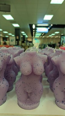 Bir Çin mağazasının rafında a şeklinde bir sürü mum var.