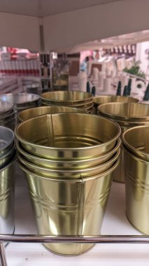 Altın kaplama metalden yapılmış küçük dekoratif eşyalar bir Çin mağazasında satılıyor.