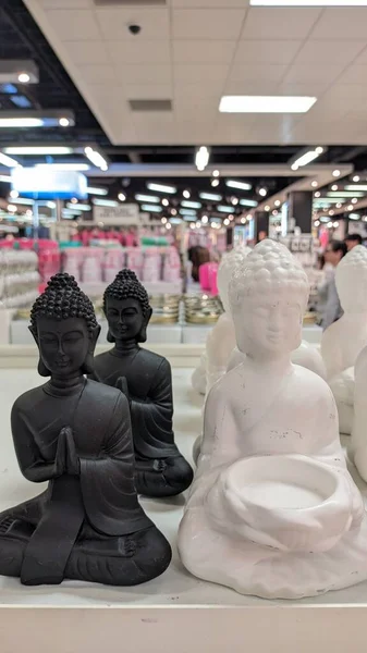 Den Kinesiske Butikken Selger Keramiske Statuer Helgener Forskjellige Farger – stockfoto