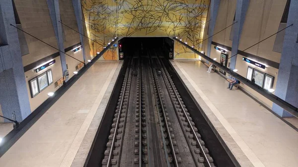 Foto Van Een Van Vele Stations Lissabon Waar Mensen Trein — Stockfoto