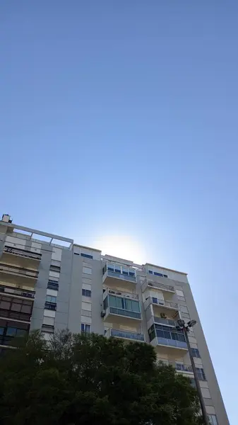 Manhã Lisboa Raios Brilhantes Sol Aparecem Por Detrás Edifício Apartamentos — Fotografia de Stock