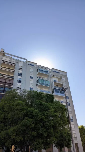 Rano Lizbonie Jasne Promienie Słońca Pojawiają Się Zza Wysokiego Budynku — Zdjęcie stockowe
