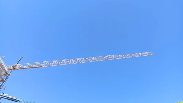 Wysoka Konstrukcja Dźwigu Długim Wysięgnikiem Błękitnym Niebie Lizbonie — Zdjęcie stockowe