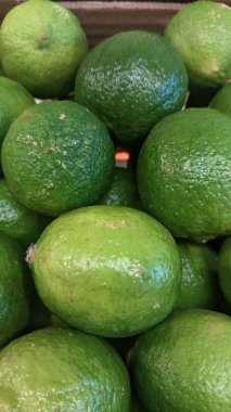Gün boyunca mağazadaki bir çekmecede bir sürü yeşil limon var.