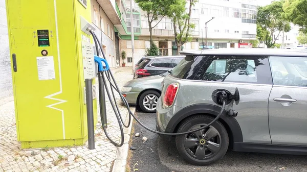 2023 Samochód Elektryczny Ładuje Się Ulicy Lizbonie Pobliżu Stacji Ładowania — Zdjęcie stockowe