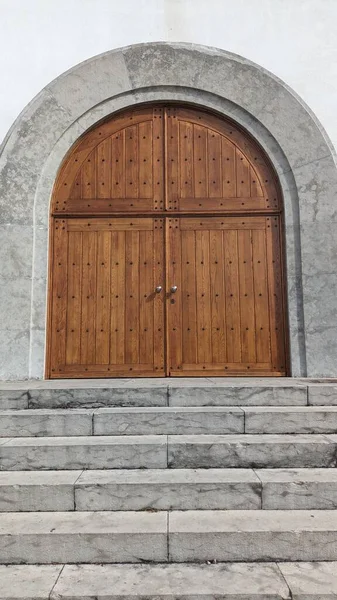 Una Gran Puerta Ancha Hecha Tablas Entrada Iglesia Una Amplia —  Fotos de Stock
