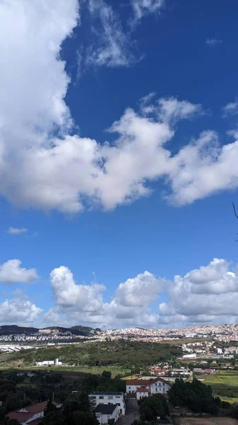 Portugalsko Předměstí Lisabonu Les Dům Pole Panorama Města Obloha Mraky — Stock fotografie