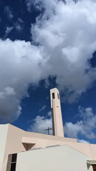Una Iglesia Moderna Con Paredes Blancas Una Torre Alta Contra — Foto de Stock