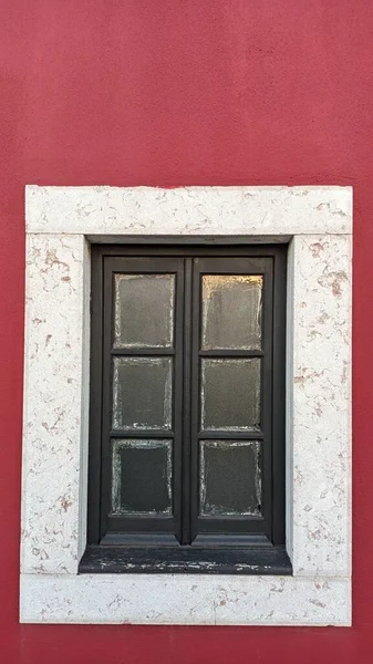 Ein Altes Holzfenster Wird Einen Fensterrahmen Aus Naturstein Einer Roten — Stockfoto