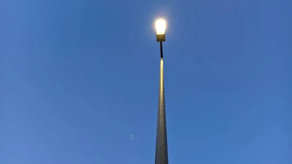 Lámpara Alta Noche Contra Foto Del Cielo Azul Abajo Hacia —  Fotos de Stock
