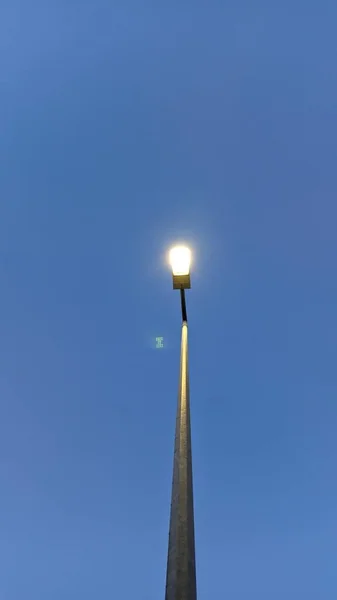Vysoká Lampa Večerních Hodinách Proti Modré Obloze Fotografie Zdola Horní — Stock fotografie