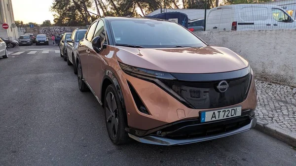10.04.2023 Nissan Ariya SUV Lizbon fotoğrafındaki sokaklardan birinde. 