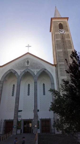 Cruz Una Iglesia Católica Sobre Fondo Del Sol Mañana — Foto de Stock