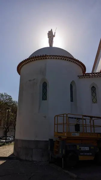 Estatua Una Iglesia Sobre Telón Fondo Salida Del Sol Mañana — Foto de Stock