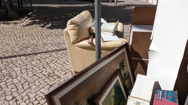 2023年3月12日旧绘画和家具被扔到里斯本一家街上的垃圾填埋场 — 图库照片