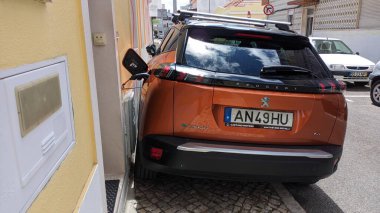 Lizbon 'daki bir caddenin penceresinden bir Fransız elektrikli arabası şarj ediliyor.