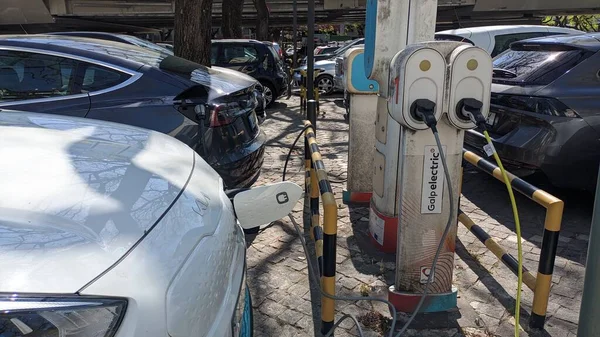 Egy Csomó Elektromos Autó Töltődik Fel Parkolóban Városban Töltik Fel — Stock Fotó