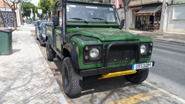 21.03.2023 Green Land Rover Defender 110 TD SUV Lizbon 'da park yeri fotoğrafında iyi durumda.