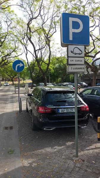 2023 Parkolás Elektromos Autók Autók Parkolnak Egy Benzinkútnál Lisszabonban Fotó — Stock Fotó