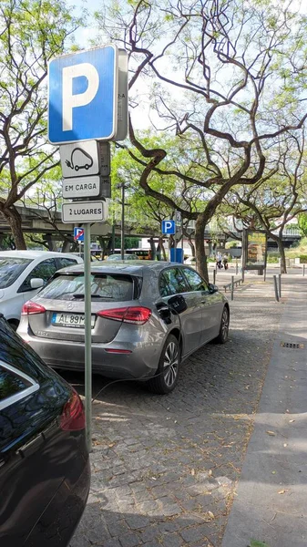 2023 Parking Dla Samochodów Elektrycznych Samochody Zaparkowane Stacji Benzynowej Lizbonie — Zdjęcie stockowe