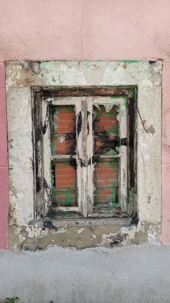 Ein Altes Holzfenster Mit Alter Weißer Farbe Ist Mit Ziegelsteinen — Stockfoto