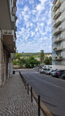 23.03.2023, otopark fotoğrafında park etmiş arabaların olduğu parkların yanındaki büyük apartman.