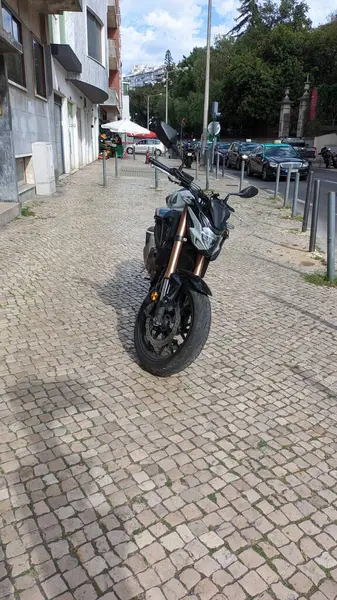 2023 Svart Motorcykel Parkerad Mitt Trottoaren Lissabon Dagen Foto — Stockfoto