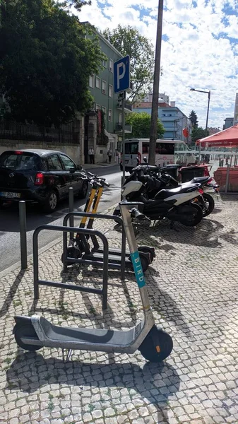 2023 Lisszabonban Napközben Járdán Parkoló Elektromos Robogók Motorkerékpárok — Stock Fotó