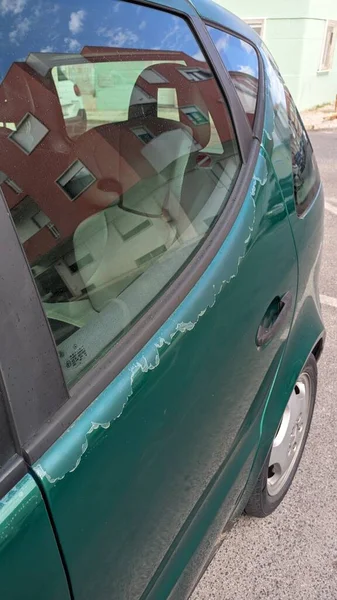 Due to the extreme heat in Portugal, varnish falls on cars Photo