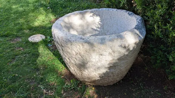 生の白い大理石の写真から成っている大きい古代の花瓶 — ストック写真