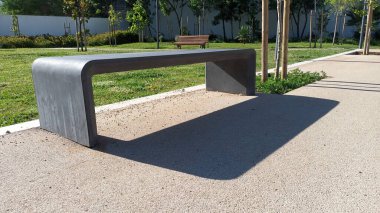 Alışılmadık tasarımcı stili modern bank halka açık park fotoğrafında.