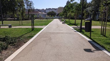 Lizbon 'da yeni bir parkta geniş bir yürüyüş yolu.