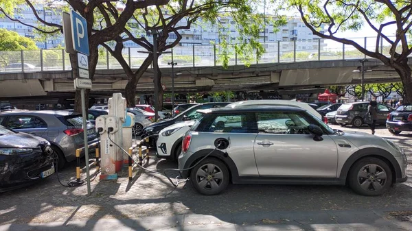 Sok Elektromos Autó Van Egy Ingyenes Töltőn Egy Parkban Lisszabonban — Stock Fotó