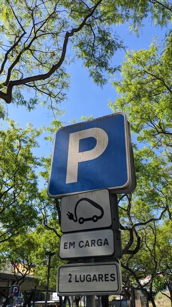Pojazd Elektryczny Parking Drogowy Znak Ładowaniem Zdjęcie — Zdjęcie stockowe