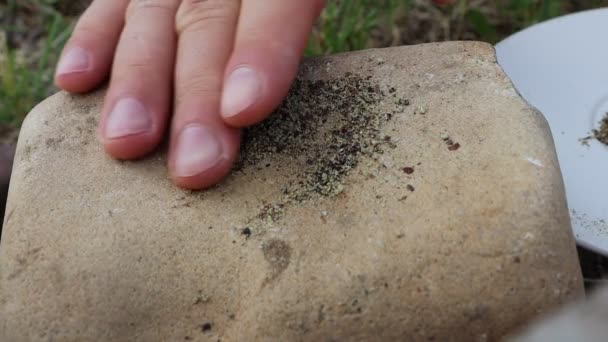 Hombre Aplasta Muele Pimienta Negra Sobre Una Piedra Grande Con — Vídeo de stock