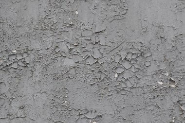 Eski kapılar tahta parçalarından yapılmış, gri boyanmış boya yıpranmış ve fotoğraf soyuluyor.