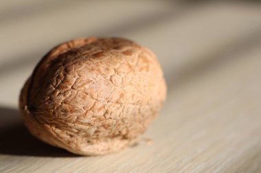 Bir ceviz, bir çok mutfaktaki temel besin maddesi, ahşap bir masaya konur, tabaklar, pişirilmiş yiyecekler ve besleyici bir atıştırmalık olarak kullanılmaya hazırdır.