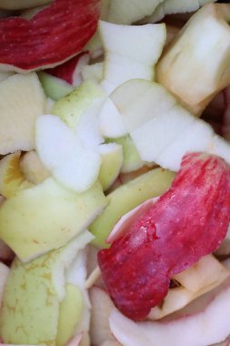 Renkli elma kabukları kırmızı ve yeşil tonlarda, taze ve canlı, renkler ve dokularla tabakları güçlendirir.