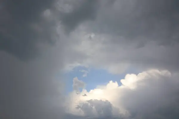 Fırtınalı gökyüzünde karanlık ve aydınlık bulutların karışımı yer alır. Ufukta olası hava değişimlerini önceden haber verir.