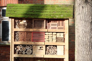 Böcekler böcek otelinde yosun çatılı sığınak bulurlar, biyolojik çeşitliliği teşvik ederler ve bahçelerde çeşitli yaşam alanları yaratırlar.