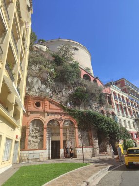 Doğanın nefes kesici bir kombinasyonu. Güzellik ve dikkat çekici mimari. Yukarıdaki açık mavi gökyüzünün altında.